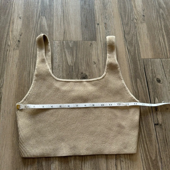Aritzia Babaton Sculpt Knit Squareneck Cropped Tank Tan
Size L - Picture 9 of 10